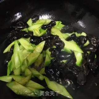 Make cucumber-mucked eggs step 4