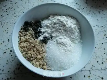 Make walnut sesame sugar bag step 1