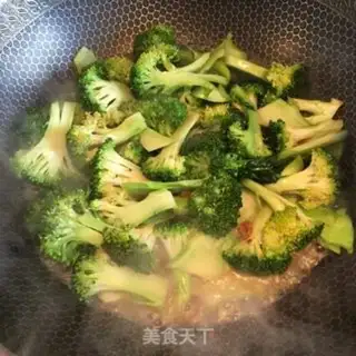 Make Seameal oil broccoli step 3