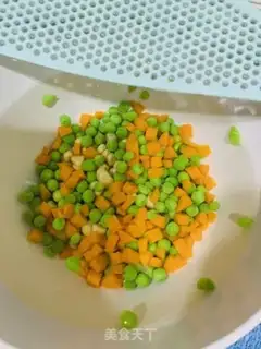 Make Yangzhou fried rice step 1