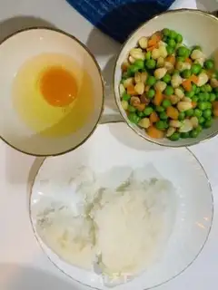 Make Yangzhou fried rice step 2
