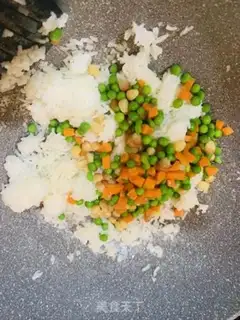 Make Yangzhou fried rice step 4