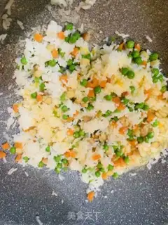 Make Yangzhou fried rice step 5