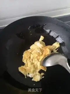 Make Garlic fried eggs step 1