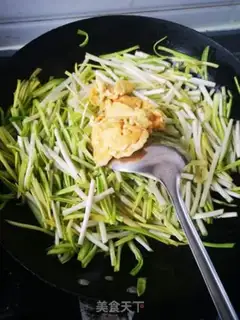 Make Garlic fried eggs step 3