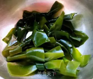 Make Seaweed melon mushroom soup step 0