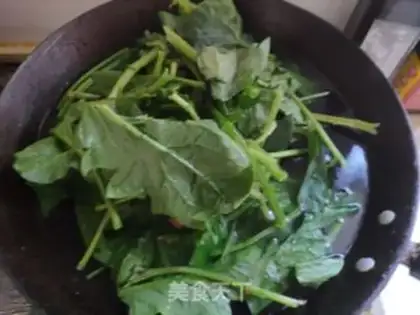 Make Eggs and spinach step 1