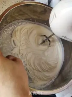 Make Strawberry blueberry Christmas cream cake step 2