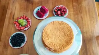 Make Strawberry blueberry Christmas cream cake step 5