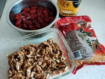 Make Red dates steaming walnuts step 0