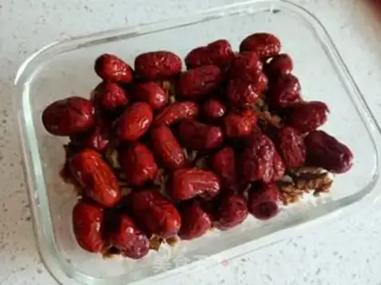 Make Red dates steaming walnuts step 1