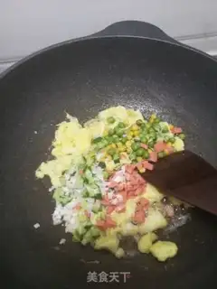 Make Yangzhou fried rice step 2