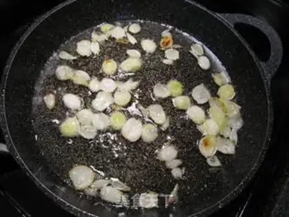 Make Onion oil step 1