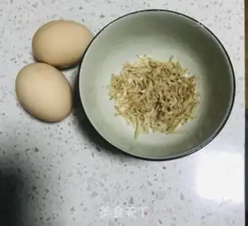 Make Shrimp leather fried eggs step 0