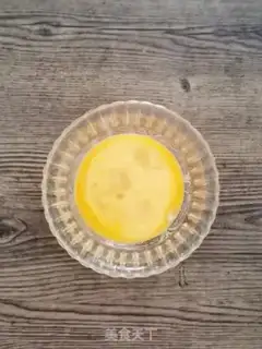 Make Garlic fried eggs step 1