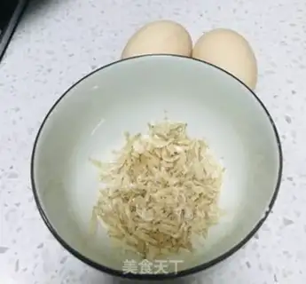 Make Shrimp skin steamed eggs step 0
