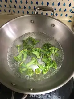 Make Shrimp skating broccoli step 1