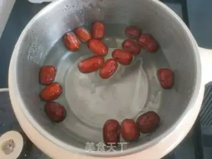 Make "Red dates, Sydney apple soup." step 3
