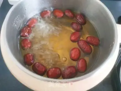 Make "Red dates, Sydney apple soup." step 4