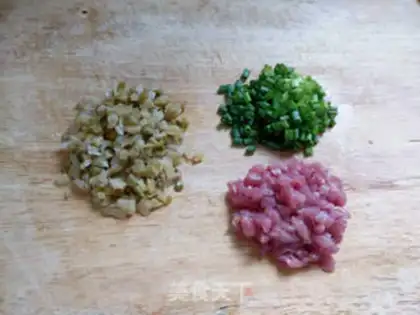 Make Squeeze the meat and eggs step 1