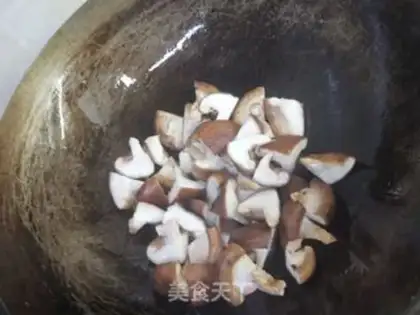 Make Pork-bone mushroom, cabbage fan soup step 1