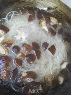 Make Pork-bone mushroom, cabbage fan soup step 2