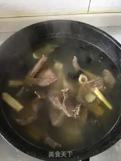 Make Monkey-head mushrooms and mackerel pigeons step 2