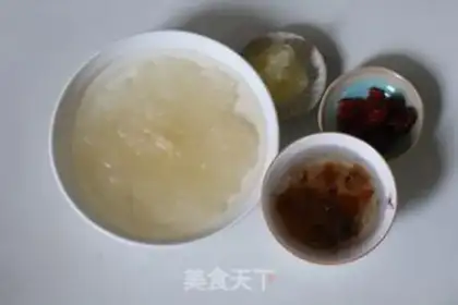 Make Peach glue silver ear soup step 0