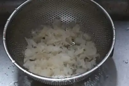 Make Peach glue silver ear soup step 2