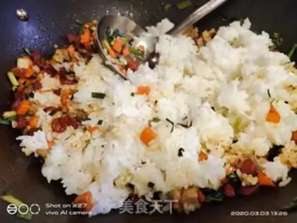 Make Carrot salami egg fried rice step 4