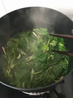 Make Wood spinach egg soup step 1