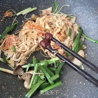 Make Pork sauerkraut and gibberish. Noodles step 16