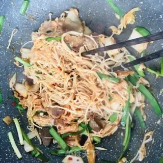 Make Pork sauerkraut and gibberish. Noodles step 17