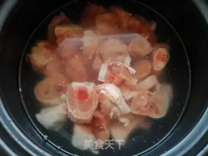 Make Three chickens in the electric pan step 0