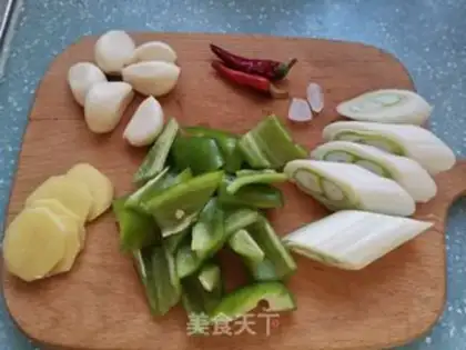 Make Three chickens in the electric pan step 1