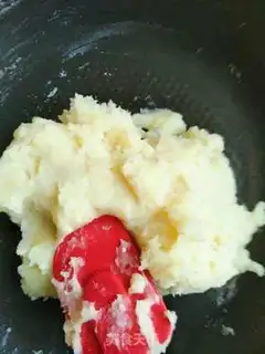 Make A yellow milk pie step 4