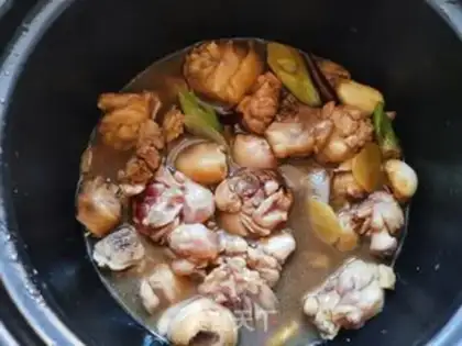 Make Three chickens in the electric pan step 4