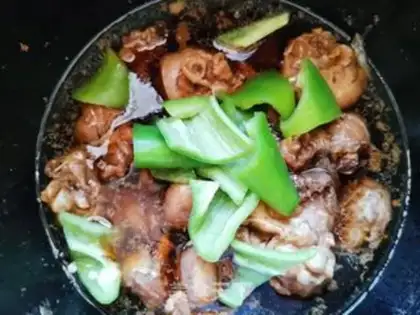 Make Three chickens in the electric pan step 6