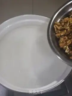 Make Amber walnuts step 1