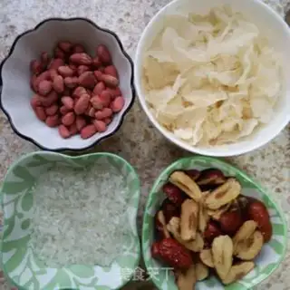 Make Silver-eared peanut dates step 0