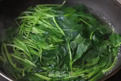 Make Soy sauce spinach step 1