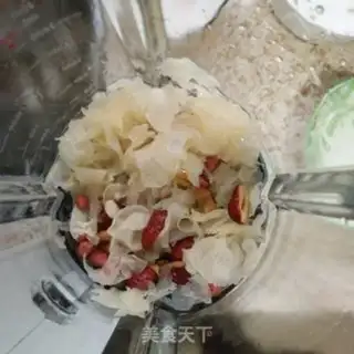 Make Silver-eared peanut dates step 1
