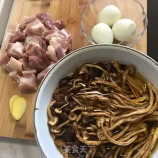 Make Tea mushrooms, red meat step 0