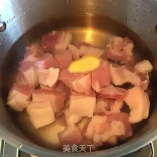 Make Tea mushrooms, red meat step 1