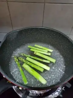 Make Toast omelet salad step 4
