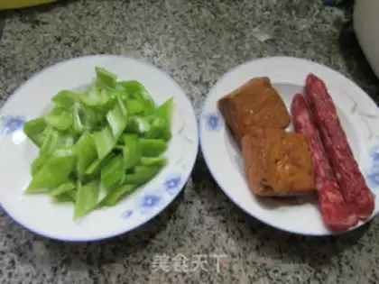 Make Pepper sausage fried fragrance step 0