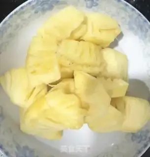 Make Pineapple fried wood step 1