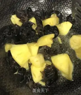 Make Pineapple fried wood step 3