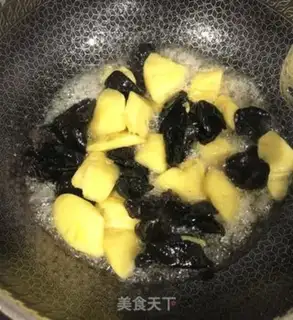 Make Pineapple fried wood step 4