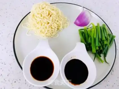 Make Onion noodles step 0